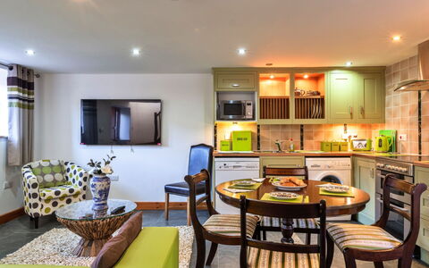 Lime Cottage, Great Houndbeare Farm: Meubles, Design Intérieur, Plafond, Sol, Canapé, Sol, Pièce, Éclairage, Table, Salon