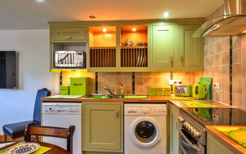 Lime Cottage, Great Houndbeare Farm: Cuisine, Appareil De Cuisine, Principaux Appliance, Design Intérieur, Machine À Laver, Comptoir, Sol, Meubles, Cabinetry, Plafond