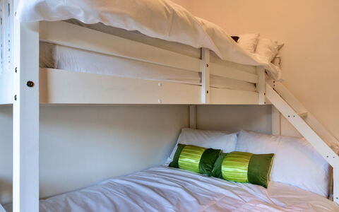 Lime Cottage, Great Houndbeare Farm: Lit, Literie, Chambre, Design Intérieur, Drap De Lit, Meubles, Lit Superposé, Bois, Sol, Sol