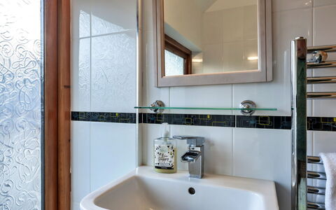 Lime Cottage, Great Houndbeare Farm: Luminaire Plomberie, Salle De Bains, Design Intérieur, Robinet, Lavabo, Sol, Évier, Plomberie, Sol, Miroir