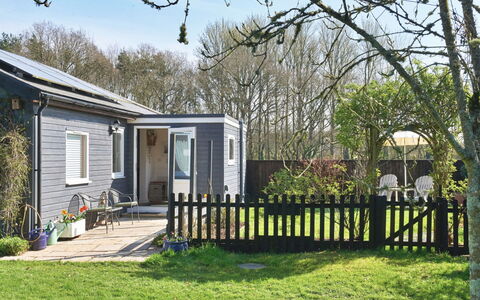 Snuggery: Bois, Maison, Arbuste, Domicile, Chalet, Porte, Siding, Jardin, Batiments Jardin