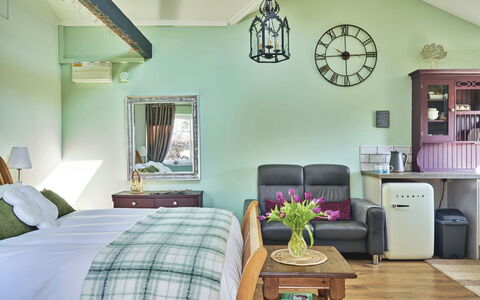 Snuggery: Meubles, Design Intérieur, Mur, Chambre, Lit, Plafond, Bois, Pièce, Sol, Sol
