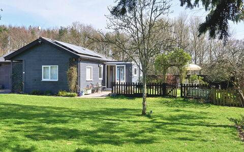Snuggery: Bâtiment, Herbe, Maison, Domicile, Arbuste, Chalet, Zone Résidentielle, Toit, Jardin