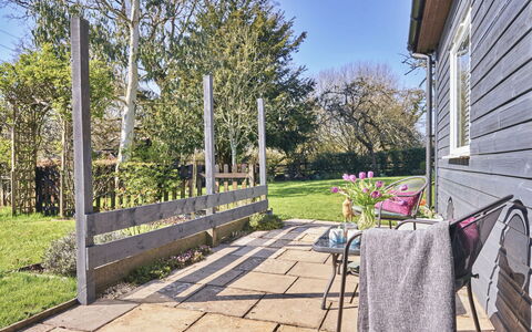 Snuggery: Jardin, Couverture De Sol, Clôture, Ombre, Arrière-Cour, Passerelle, Aménagement Paysager, Pelouse, Cour, Accueil Escrime