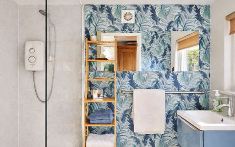 Snuggery: Luminaire Plomberie, Salle De Bains, Tuile, Toilette, Siège De Toilette, Plomberie, Serviette, Plante D'Appartement, Évier, Fond D'Écran