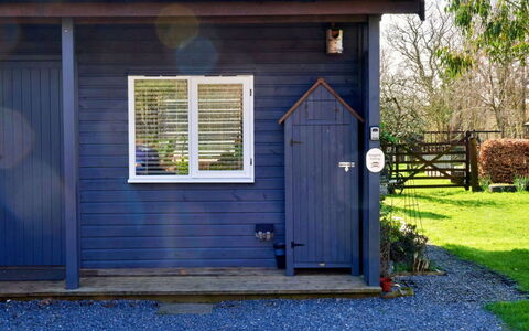 Snuggery: Bois, Porte, Chalet, Toit, Domicile, Siding, Batiments Jardin, Cabanon, Jardin, Arrière-Cour