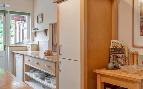 Heselwood: Meubles, Cabinetry, Cuisine, Comptoir, Bois, Appareil De Cuisine, Sol, Design Intérieur, Étagère, Placard