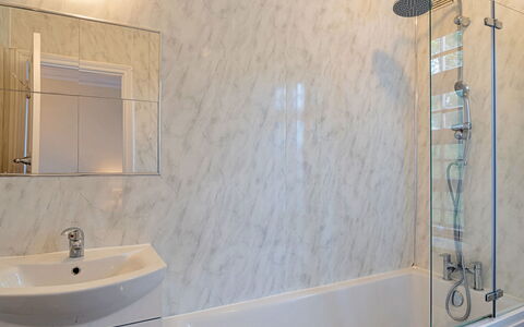 Heselwood: Mur, Luminaire Plomberie, Design Intérieur, Sol, Salle De Bains, Sol, Robinet, Plomberie, Baignoire, Lavabo