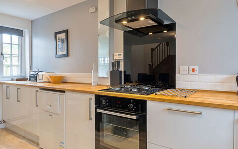 The Heselwood Coach House: Cuisine, Comptoir, Principaux Appliance, Appareil De Cuisine, Sol, Design Intérieur, Bois, Cabinetry, Électroménager, Cuisinière