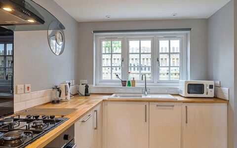 The Heselwood Coach House: Cuisine, Appareil De Cuisine, Comptoir, Design Intérieur, Principaux Appliance, Cabinetry, Sol, Bois, Électroménager, Meubles