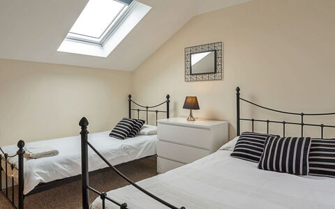The Heselwood Coach House: Design Intérieur, Lit, Sol, Meubles, Sol, Mur, Chambre, Bois, Plafond, Pièce