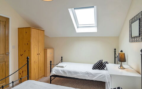 The Heselwood Coach House: Meubles, Lit, Design Intérieur, Chambre, Sol, Mur, Sol, Bois, Plafond, Pièce