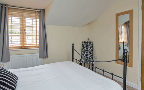 The Heselwood Coach House: Meubles, Design Intérieur, Mur, Lit, Bois, Chambre, Plafond, Sol, Sol, Domicile