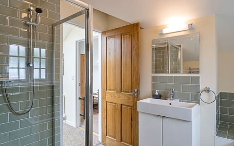 The Heselwood Coach House: Mur, Luminaire Plomberie, Sol, Design Intérieur, Salle De Bains, Sol, Bois, Évier, Lavabo, Robinet