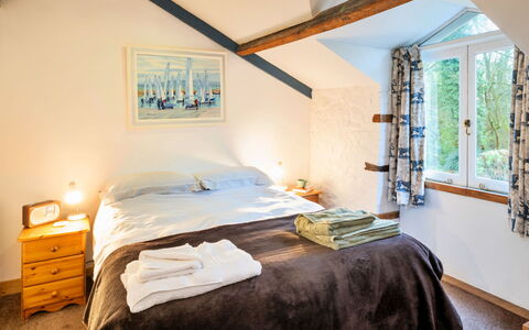 Little Roost: Mur, Chambre, Bois, Meubles, Lit, Domicile, Maison, Drap De Lit, Design Intérieur, Literie