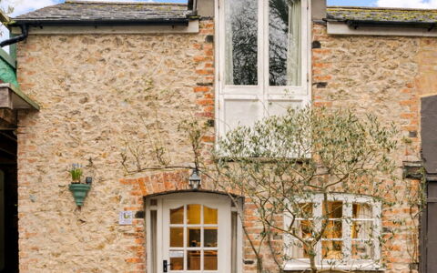 Little Roost: Mur, Fenêtre, Maison, Porte, Façade, Architecture, Chalet, Domicile, Toit, Brique