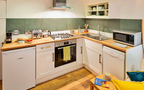 Little Roost: Appareil De Cuisine, Cuisine, Comptoir, Principaux Appliance, Cabinetry, Design Intérieur, Cuisinière, Sol, Meubles, Le Fourneau