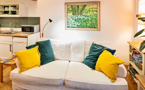 Little Roost: Meubles, Design Intérieur, Canapé, Mur, Sol, Pièce, Jaune, Bois, Sol, Salon