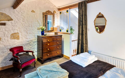 Little Roost: Mur, Meubles, Bois, Design Intérieur, Éclairage, Domicile, Chambre, Plafond, Lit, Cadre