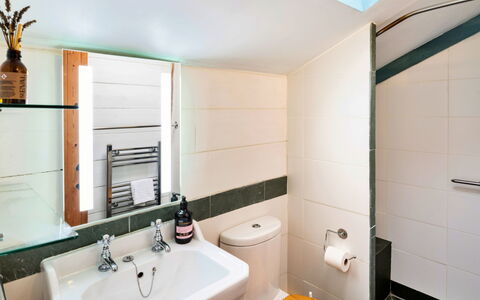 Little Roost: Salle De Bains, Luminaire Plomberie, Design Intérieur, Sol, Sol, Évier, Plomberie, Lavabo, Robinet, Toilette