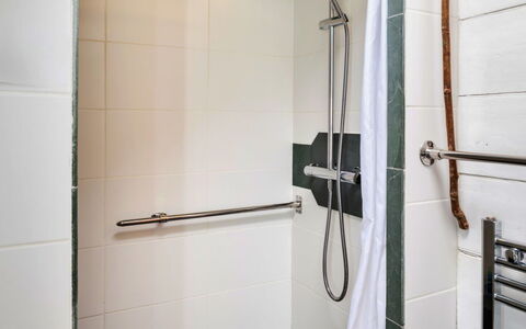 Little Roost: Luminaire Plomberie, Salle De Bains, Sol, Douche, Sol, Tete De Douche, Plomberie, Bar De Douche, Tuile, Panneau De Douche