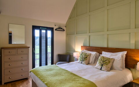 Ploughman'S Row No. 3 at Dairy Cottages: Sol, Bois, Chambre, Meubles, Design Intérieur, Sol, Lit, Plafond, Literie, Drap De Lit