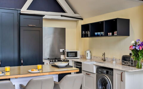 Ploughman'S Row No. 3 at Dairy Cottages: Meubles, Design Intérieur, Appareil De Cuisine, Cuisine, Sol, Principaux Appliance, Comptoir, Bois, Cabinetry, Plafond