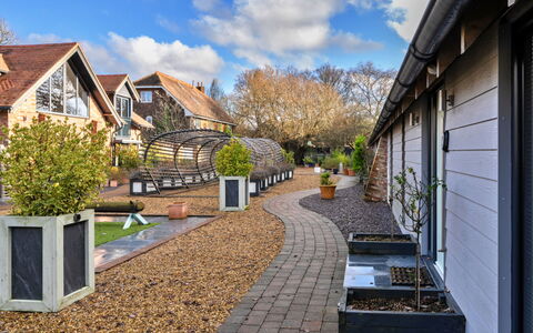 Ploughman'S Row No. 3 at Dairy Cottages: Arbuste, Toit, Domicile, Jardin, Chalet, Allée, Passerelle, Aménagement Paysager, Cour