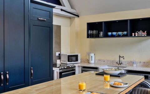 Ploughman'S Row No. 3 at Dairy Cottages: Meubles, Cuisine, Comptoir, Design Intérieur, Appareil De Cuisine, Cabinetry, Sol, Bois, Plafond, Sol