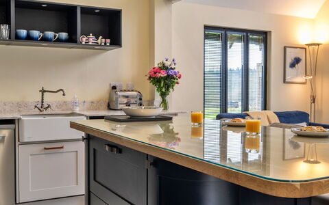 Ploughman'S Row No. 3 at Dairy Cottages: Meubles, Design Intérieur, Cuisine, Comptoir, Bois, Cabinetry, Sol, Appareil De Cuisine, Éclairage, Luminaire