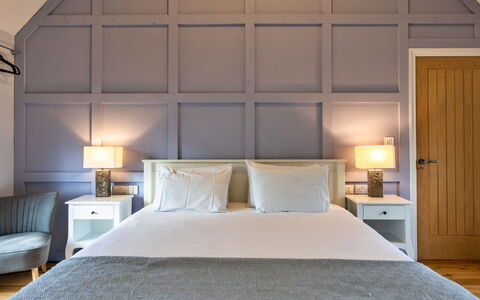 Ploughman'S Row No. 3 at Dairy Cottages: Lit, Meubles, Design Intérieur, Chambre, Literie, Mur, Drap De Lit, Sol, Sol, Bois