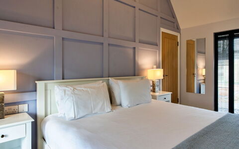 Ploughman'S Row No. 3 at Dairy Cottages: Lit, Design Intérieur, Chambre, Meubles, Literie, Mur, Drap De Lit, Bois, Sol, Sol
