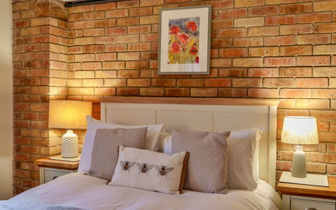 Big Barn at Dairy Cottages: Lit, Chambre, Mur, Design Intérieur, Literie, Bois, Brique, Meubles, Drap De Lit, Throw Pillow