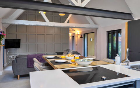 Ploughman'S Row No. 1 at Dairy Cottages: Meubles, Design Intérieur, Sol, Mur, Luminaire, Bois, Plafond, Sol, Éclairage, Cuisine