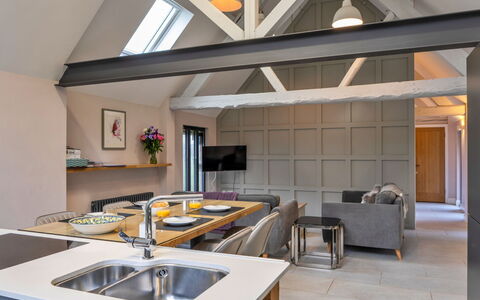 Ploughman'S Row No. 1 at Dairy Cottages: Meubles, Design Intérieur, Sol, Bois, Plafond, Sol, Éclairage, Cuisine, Luminaire, Pièce