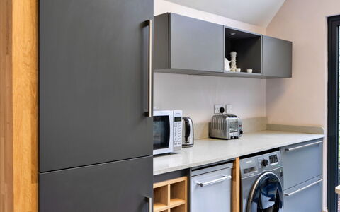Ploughman'S Row No. 1 at Dairy Cottages: Cuisine, Meubles, Design Intérieur, Appareil De Cuisine, Sol, Cabinetry, Comptoir, Principaux Appliance, Bois, Électroménager