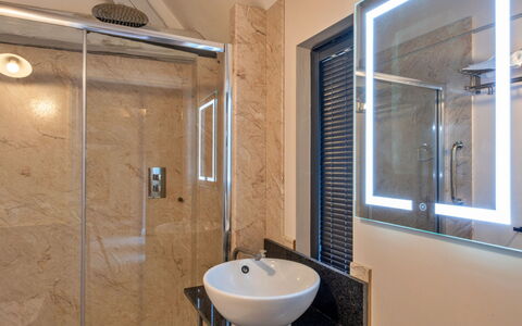 Ploughman'S Row No. 1 at Dairy Cottages: Luminaire Plomberie, Mur, Design Intérieur, Salle De Bains, Sol, Miroir, Sol, Robinet, Évier, Plomberie