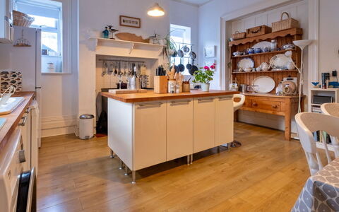 Isle of Wight 601: Cuisine, Comptoir, Cabinetry, Meubles, Design Intérieur, Sol, Appareil De Cuisine, Bois, Placard, Plafond