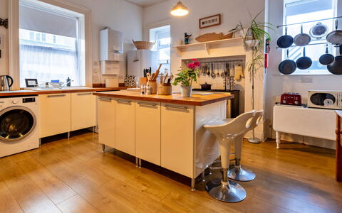 Isle of Wight 601: Appareil De Cuisine, Cuisine, Sol, Principaux Appliance, Design Intérieur, Comptoir, Meubles, Bois, Sol, Cabinetry