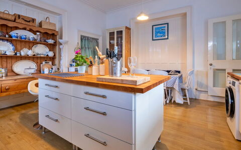 Isle of Wight 601: Meubles, Cabinetry, Comptoir, Cuisine, Design Intérieur, Sol, Appareil De Cuisine, Bois, Tiroir, Principaux Appliance