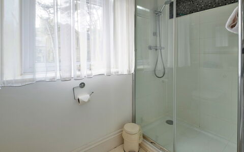 Isle of Wight 601: Salle De Bains, Luminaire Plomberie, Sol, Design Intérieur, Sol, Baignoire, Plomberie, Douche, Robinet, Tuile