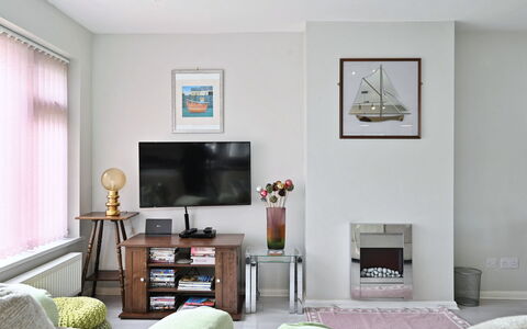 Forget Me Not: Meubles, Design Intérieur, Mur, Sol, Sol, Pièce, Bois, Salon, Cadre, Domicile