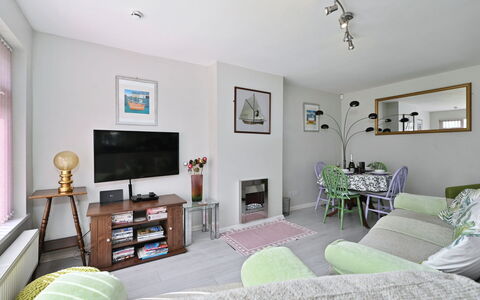 Forget Me Not: Meubles, Design Intérieur, Sol, Mur, Canapé, Sol, Bois, Pièce, Salon, Plafond