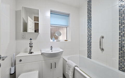 Forget Me Not: Salle De Bains, Design Intérieur, Luminaire Plomberie, Sol, Évier, Sol, Robinet, Plomberie, Lavabo, Tuile