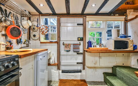 Old Town Cottage, Hastings: Bois, Meubles, Cuisine, Cabinetry, Comptoir, Principaux Appliance, Tache De Bois, Dur, Tiroir, Chaise