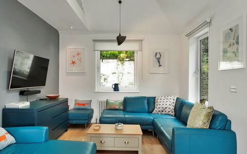 Three Quarter Cottage: Meubles, Design Intérieur, Canapé, Sol, Sol, Salon, Table, Domicile, Pièce, Plafond