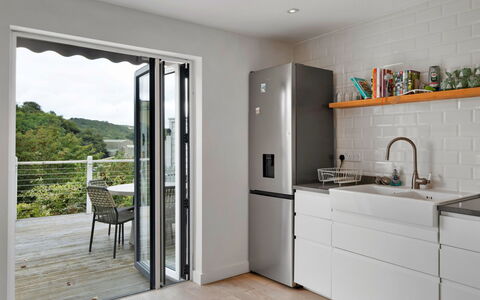 Three Quarter Cottage: Appareil De Cuisine, Cuisine, Principaux Appliance, Comptoir, Meubles, Sol, Design Intérieur, Réfrigérateur, Cabinetry, Électroménager