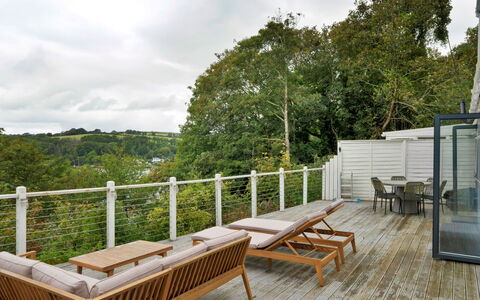 Three Quarter Cottage: Bois, Porche, Meubles, Mobilier De Jardin, Parquet, Plate-Forme, Dur, Balcon, Chaise, Planche