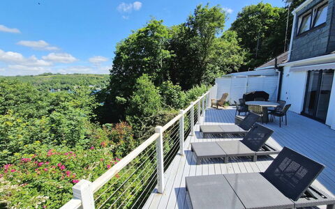 Three Quarter Cottage: Balustrade, Clôture, Plate-Forme, Balcon, Porche, Mobilier De Jardin, Ombre, Chaise, Eco Hôtel, Dur