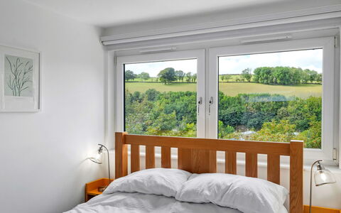 Three Quarter Cottage: Lit, Meubles, Chambre, Design Intérieur, Bois, Literie, Drap De Lit, Pièce, Sol, Domicile